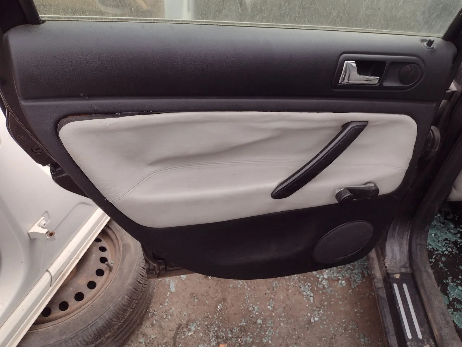 Foto de GUARNECIDO PUERTA TRASERA IZQUIERDA VOLKSWAGEN PASSAT BERLINA (3B3) 1.9 TDI (131 CV / 96 KW) referencia 3B5867211AAFKZ