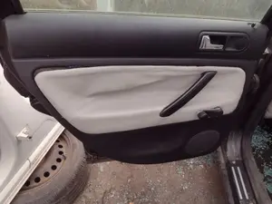 Foto de GUARNECIDO PUERTA TRASERA IZQUIERDA VOLKSWAGEN PASSAT BERLINA (3B3) 1.9 TDI (131 CV / 96 KW) referencia 3B5867211AAFKZ