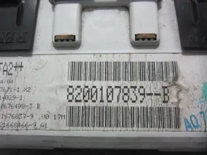 Foto de PANTALLA MULTIFUNCION RENAULT MEGANE II CLASSIC BERLINA 1.5 dCi Diesel (101 CV / 74 KW) referencia 8200107839B foto 3