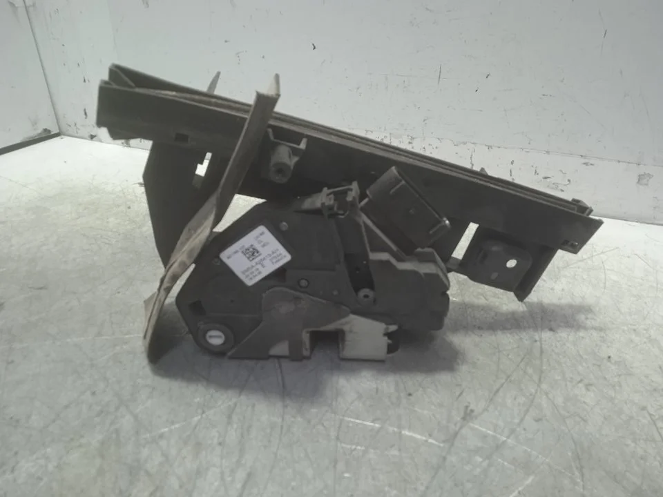 Foto de CERRADURA PUERTA TRASERA IZQUIERDA FORD FOCUS BERLINA (CEW) 1.0 EcoBoost CAT (125 CV / 92 KW) referencia BM5AA26413AH