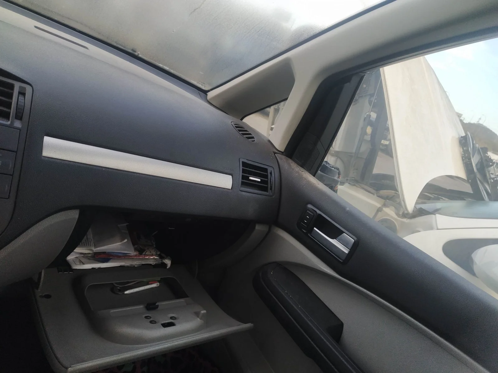 Foto de GUANTERA FORD FOCUS C-MAX (CAP)(2003) 1.6 TDCi CAT (109 CV / 80 KW) referencia 1764242