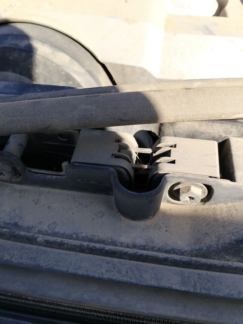 Foto de CERRADURA CAPO AUDI A4 BERLINA (8E) 1.9 TDI (131 CV / 96 KW)