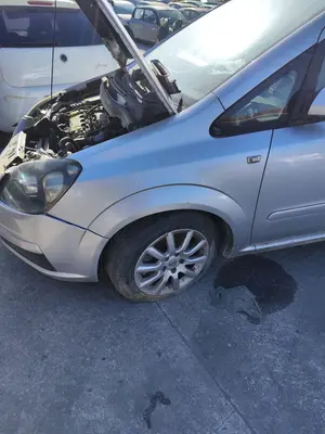 Foto de ALETA DELANTERA IZQUIERDA OPEL ZAFIRA B 1.9 CDTI (120 CV / 88 KW) referencia 93184411