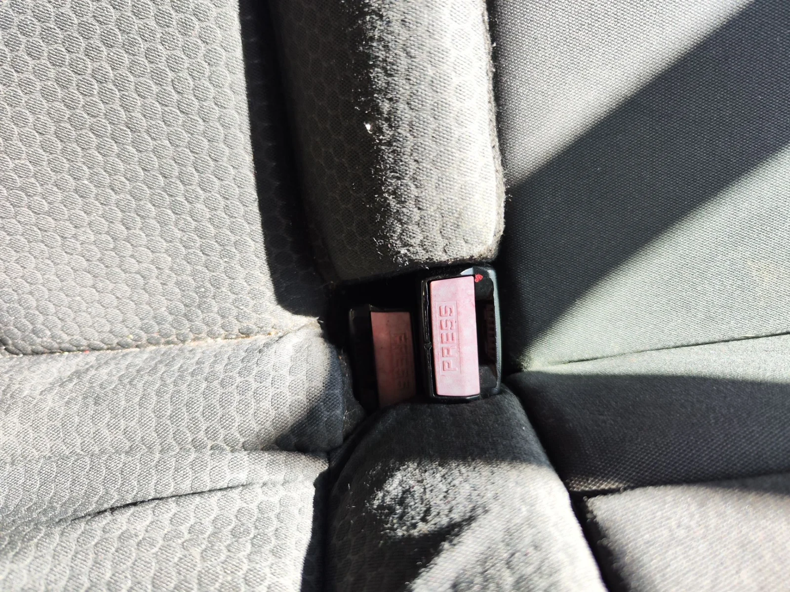 Foto de ENGANCHE CINTURON TRASERO CENTRAL RENAULT MEGANE II BERLINA 5P 1.5 dCi Diesel (101 CV / 74 KW)