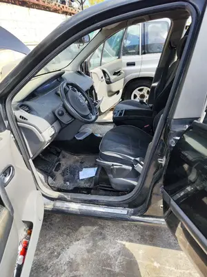 Foto de GOMAS CONTORNO PUERTA RENAULT SCENIC II (JM) 1.5 dCi Diesel (101 CV / 74 KW) referencia 7701475031 foto 4