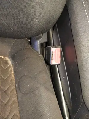 Foto de ENGANCHE CINTURON DELANTERO DERECHO OPEL MERIVA B