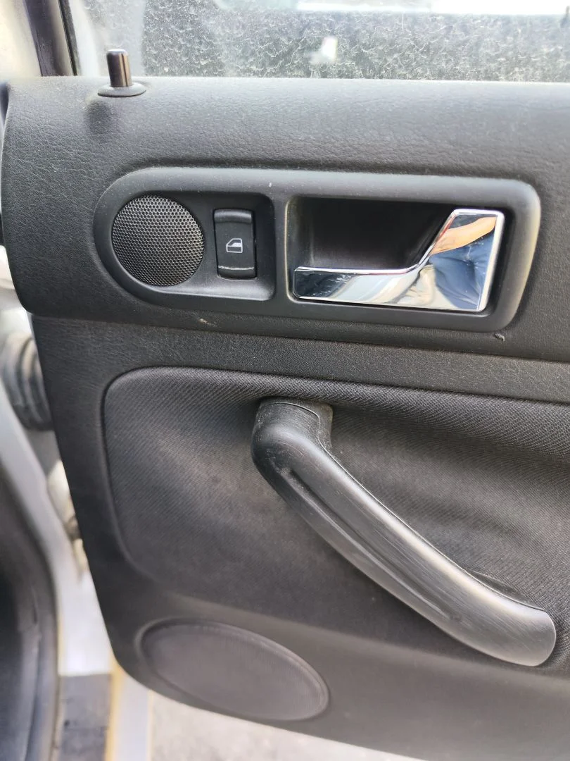 Foto de MANETA EXTERIOR TRASERA DERECHA VOLKSWAGEN GOLF IV BERLINA (1J1)(10.1997) 1.9 TDI (131 CV / 96 KW)