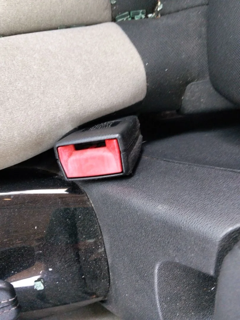 Foto de ENGANCHE CINTURON DELANTERO DERECHO CITROEN C4 CACTUS 1.2 12V VTi (82 CV / 60 KW)