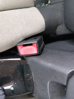 Foto de ENGANCHE CINTURON DELANTERO DERECHO CITROEN C4 CACTUS 1.2 12V VTi (82 CV / 60 KW)
