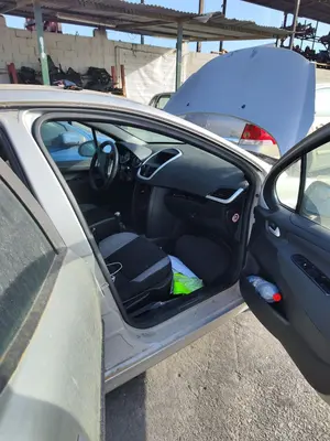 Foto de GOMAS CONTORNO PUERTA PEUGEOT 207 1.4 HDi (68 CV / 50 KW)
