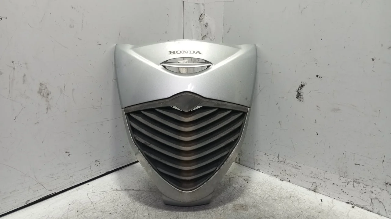 Foto de REJILLA DELANTERA HONDA SH 150 150 cm3 - 11 kW (15 CV / 11 KW) referencia 64301-KTF-6400