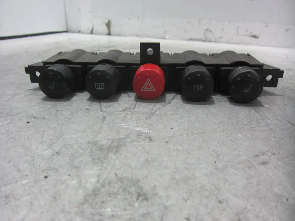 Foto de MANDO MULTIFUNCION AUDI TT COUPE/ROADSTER (8N3/8N9) 1.8 20V Turbo (180 CV / 132 KW) referencia 8N0941567