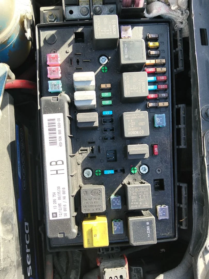 Foto de CAJA RELES / FUSIBLES OPEL ASTRA H GTC 1.9 CDTI (120 CV / 88 KW) referencia 5DK 00866838