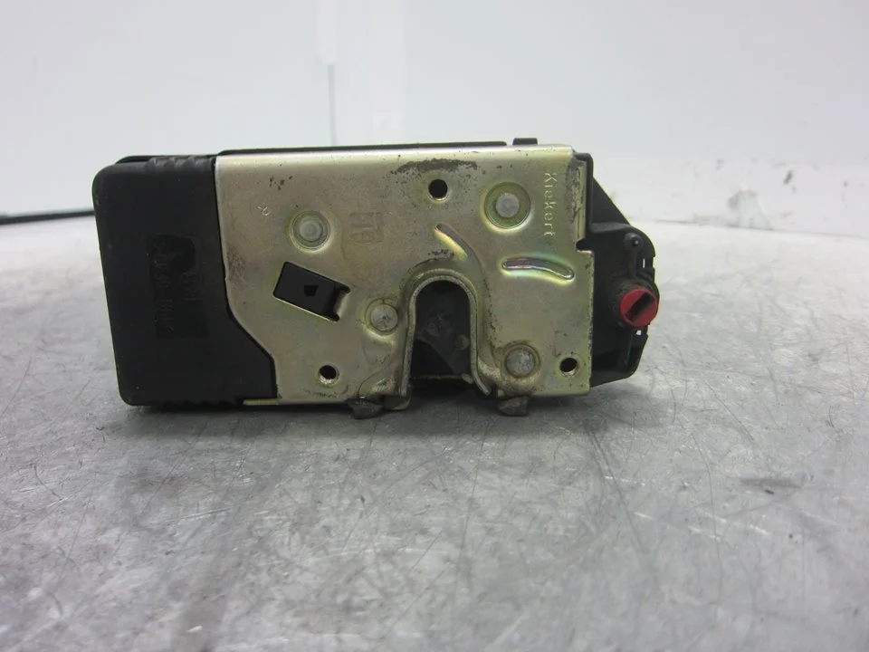 Foto de CERRADURA PUERTA TRASERA DERECHA OPEL VECTRA B BERLINA 2.0 DTI (101 CV / 74 KW) referencia 90503996