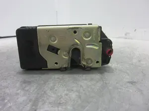 Foto de CERRADURA PUERTA TRASERA DERECHA OPEL VECTRA B BERLINA 2.0 DTI (101 CV / 74 KW) referencia 90503996