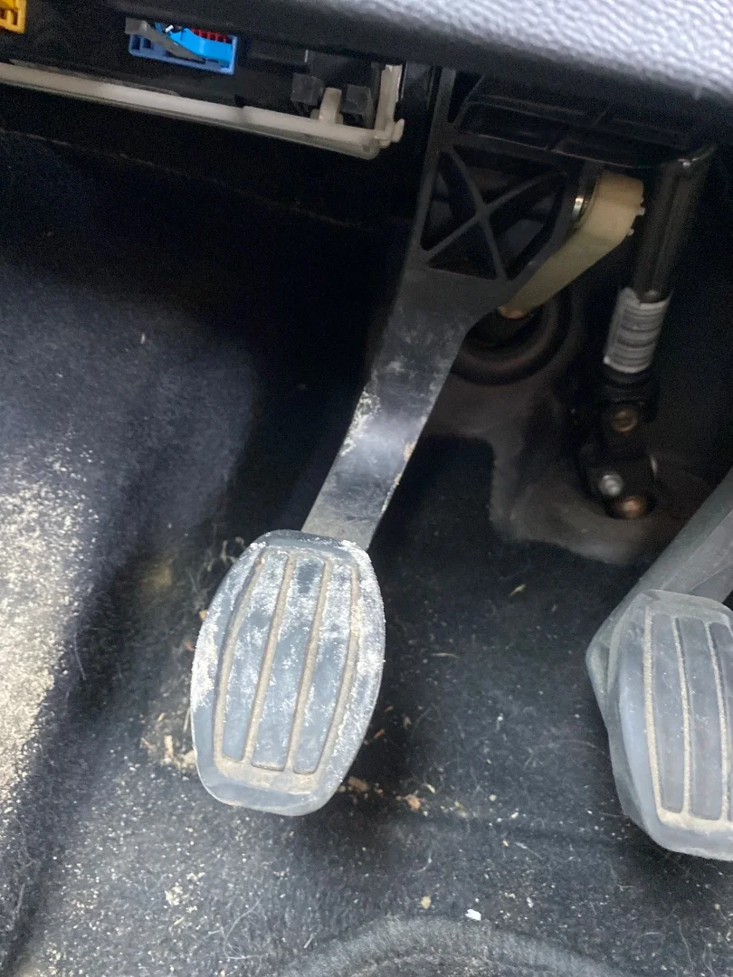 Foto de PEDAL EMBRAGUE PEUGEOT 208 (P2) 1.2 PureTech (74 CV / 55 KW)