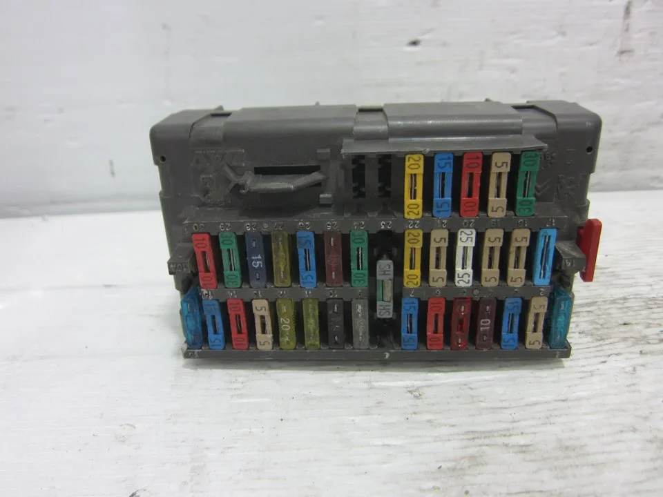 Foto de CAJA RELES / FUSIBLES PEUGEOT PARTNER (S1)(07.1996) 1.9 Diesel (69 CV / 51 KW) referencia 9568205480