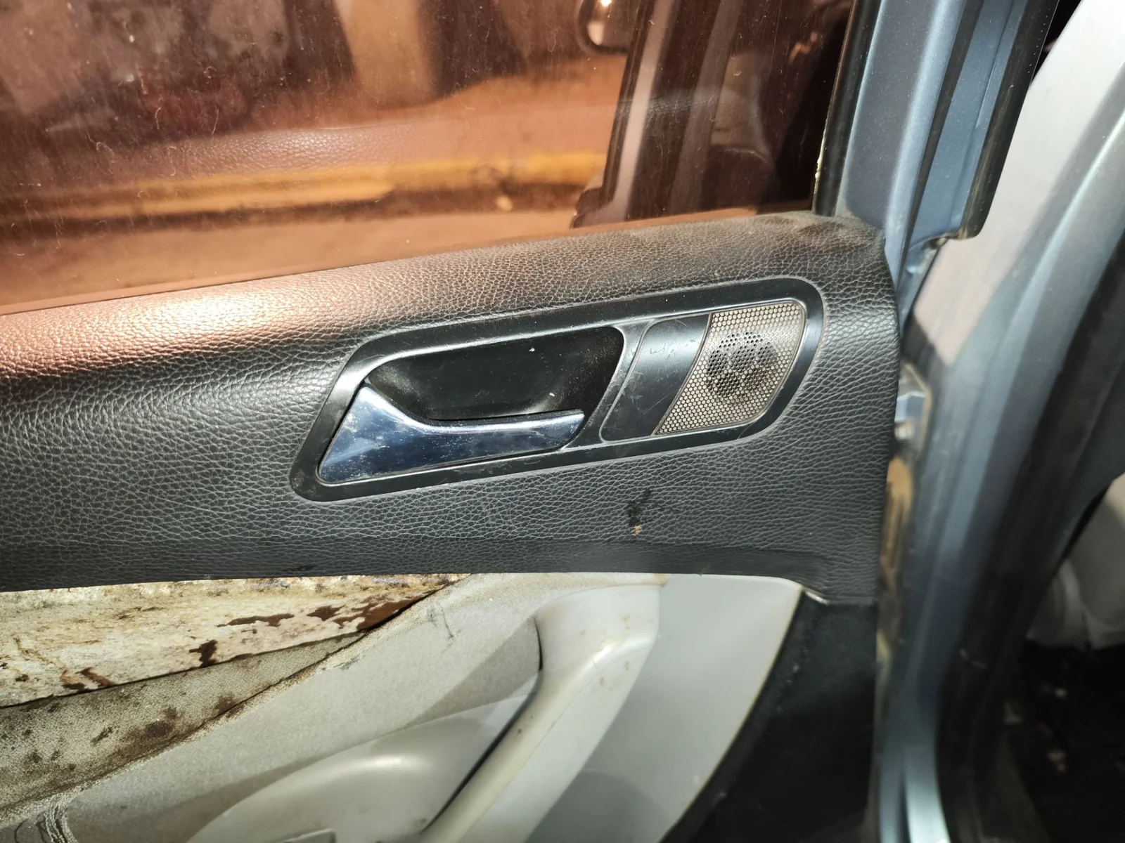 Foto de MANETA INTERIOR TRASERA IZQUIERDA VOLKSWAGEN PASSAT BERLINA (3C2) 2.0 TDI (140 CV / 103 KW) referencia 3C4839113P