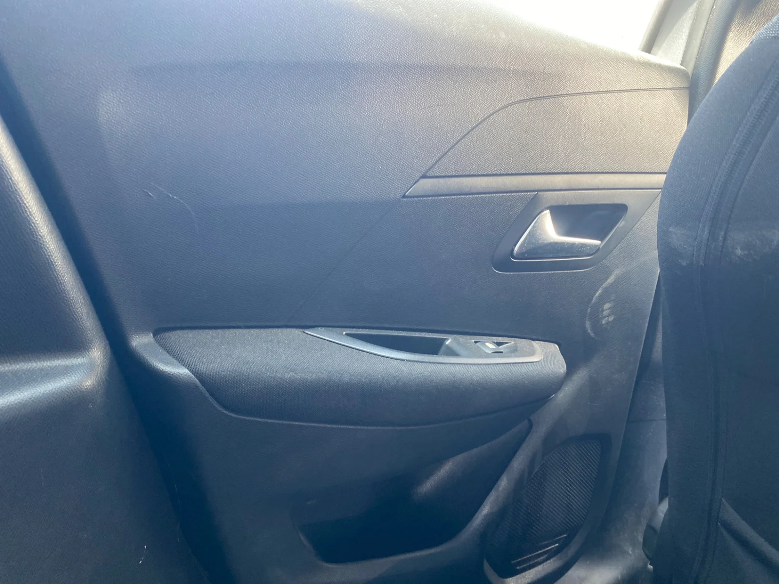 Foto de GUARNECIDO PUERTA TRASERA IZQUIERDA PEUGEOT 208 (P2) 1.2 PureTech (74 CV / 55 KW) referencia 98301557ZD