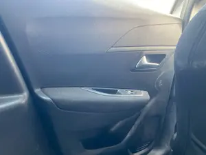 Foto de GUARNECIDO PUERTA TRASERA IZQUIERDA PEUGEOT 208 (P2) 1.2 PureTech (74 CV / 55 KW) referencia 98301557ZD