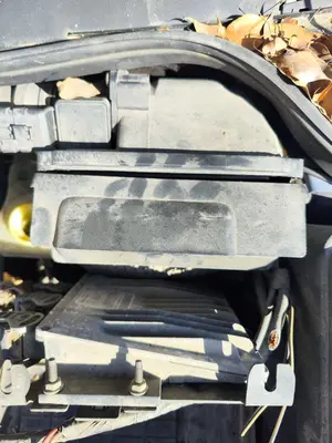 Foto de CAJA FILTRO AIRE RENAULT MEGANE II BERLINA 5P 1.5 dCi Diesel (101 CV / 74 KW)