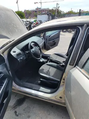 Foto de GOMAS CONTORNO PUERTA OPEL ASTRA H BERLINA 1.7 16V CDTI (110 CV / 81 KW)