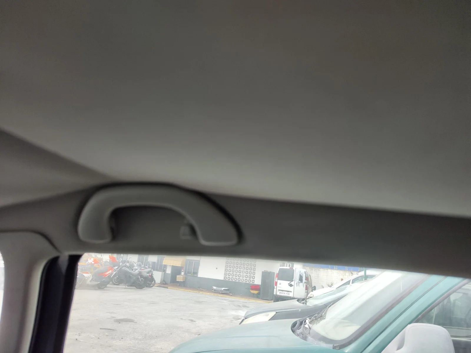 Foto de ASIDERO TECHO TRASERO IZQUIERDO VOLKSWAGEN POLO IV (9N1) 1.4 16V (75 CV / 55 KW) referencia 6N0857607ADFKZ
