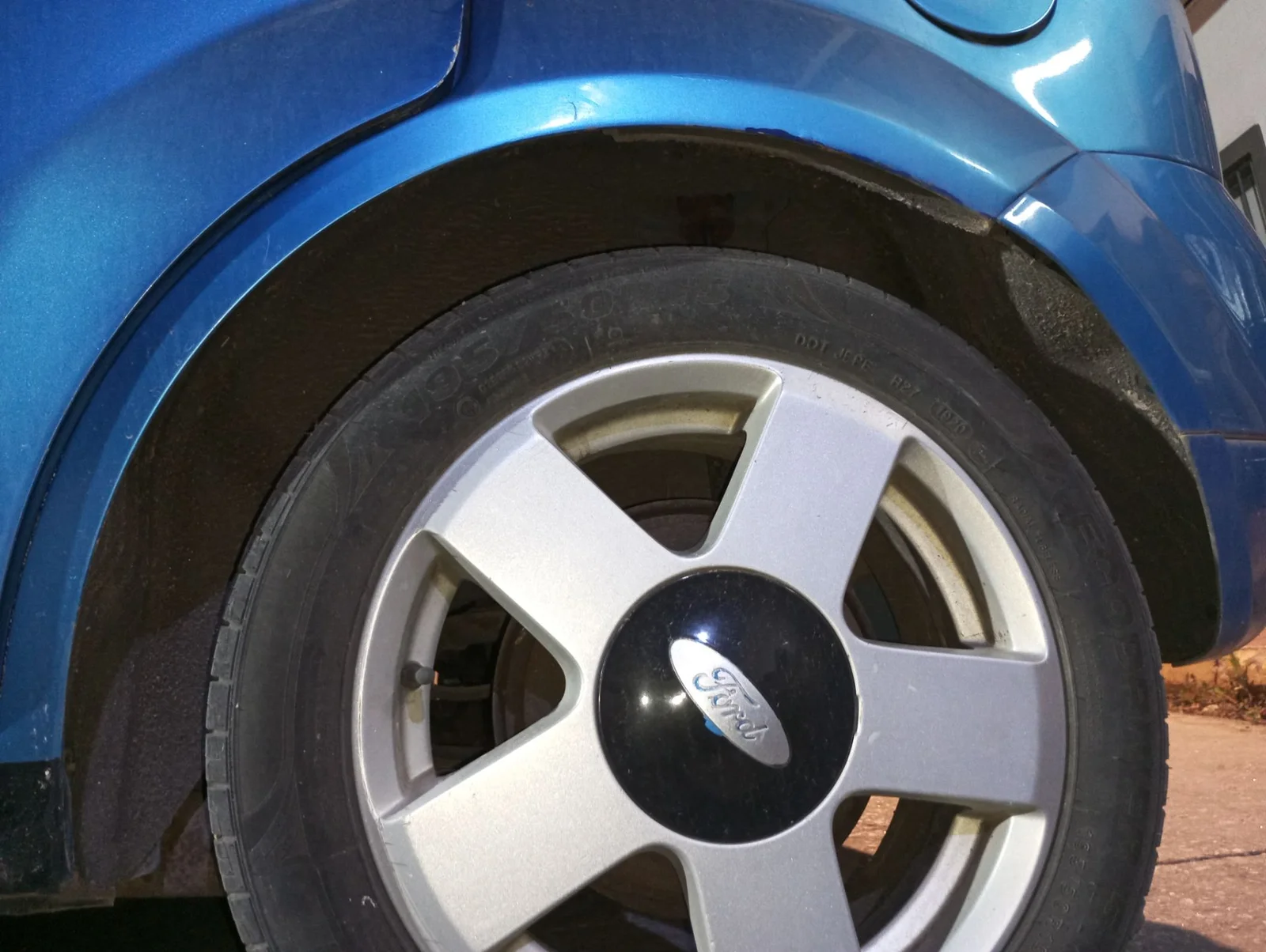 Foto de PASO RUEDA TRASERO IZQUIERDO FORD FIESTA (CBK) 1.25 16V CAT (69 CV / 51 KW) referencia 1537988