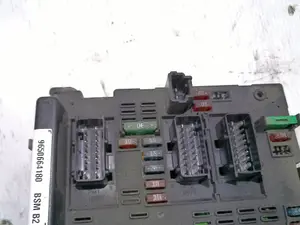 Foto de CAJA RELES / FUSIBLES PEUGEOT 307 (S1)(04.2001) 1.4 HDi (68 CV / 50 KW) referencia 9650664180 foto 7