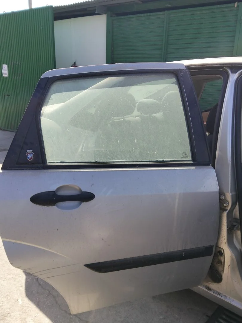 Foto de PUERTA TRASERA DERECHA FORD FOCUS BERLINA (CAK) 1.6 16V CAT (101 CV / 74 KW) referencia 1430137