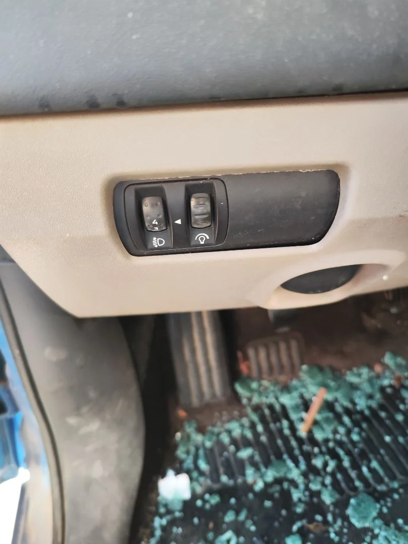 Foto de INTERRUPTOR RENAULT MEGANE II BERLINA 5P 1.5 dCi Diesel (101 CV / 74 KW)