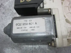 Foto de MOTOR ELEVALUNAS DELANTERO DERECHO SEAT IBIZA (6L1) 1.4 16V (101 CV / 74 KW) referencia 6Q2959801A foto 2