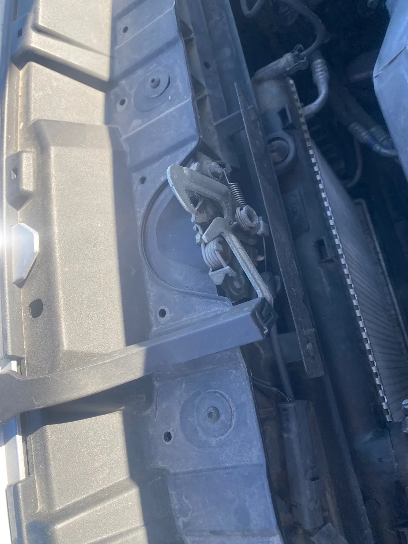 Foto de CERRADURA CAPO PEUGEOT 3008 1.6 16V (120 CV / 88 KW)