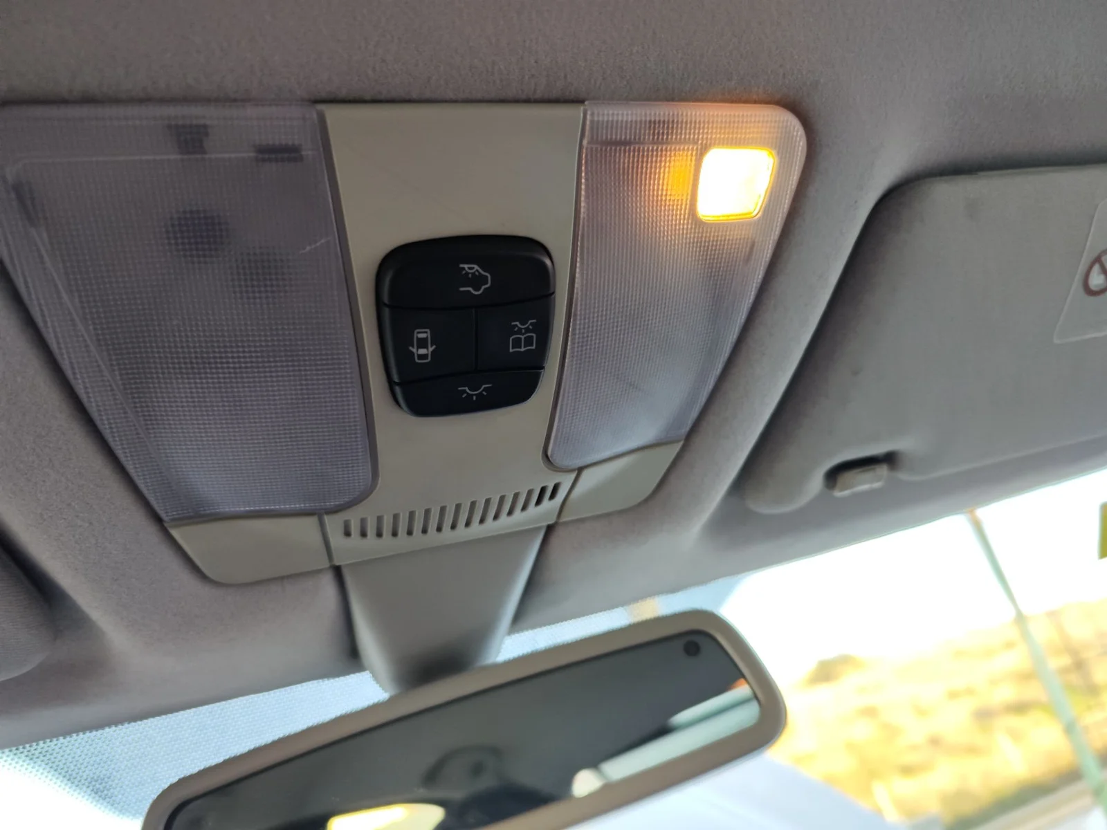 Foto de LUZ INTERIOR MERCEDES-BENZ CLASE E (BM 210) BERLINA 3.0 Turbodiesel CAT (177 CV / 130 KW)