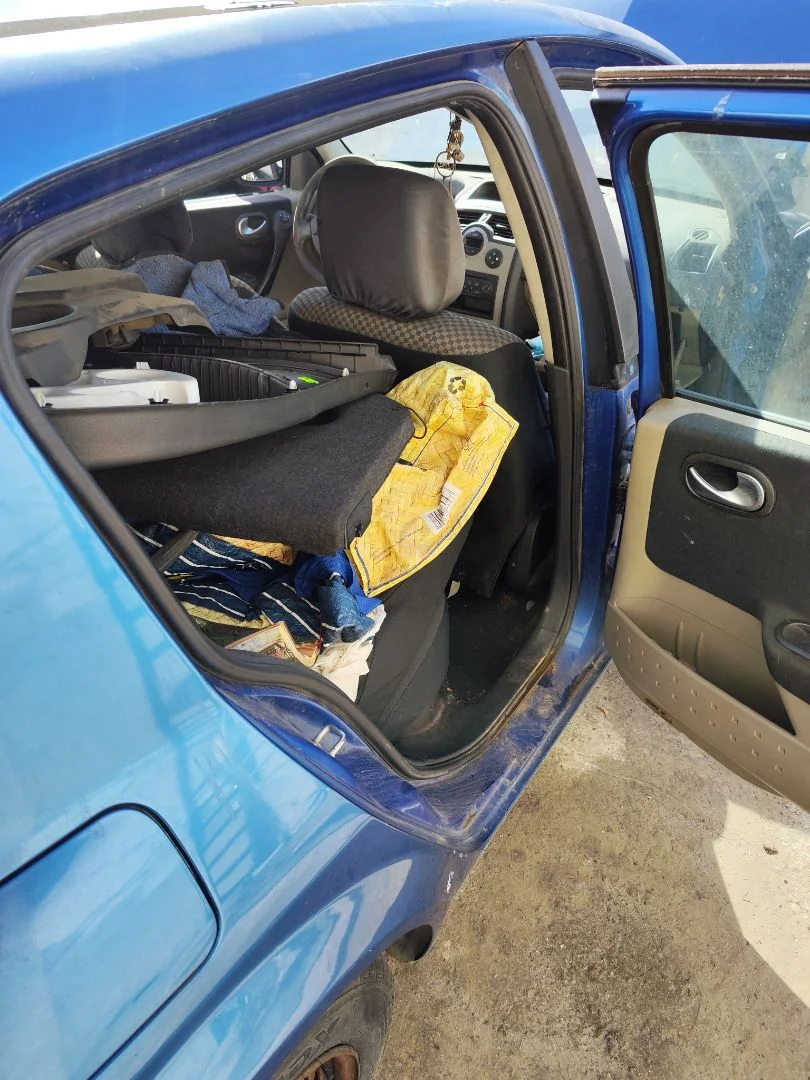 Foto de GOMAS CONTORNO PUERTA RENAULT MEGANE II BERLINA 5P 1.5 dCi Diesel (101 CV / 74 KW)