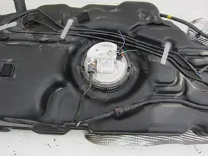 Foto de DEPOSITO COMBUSTIBLE CITROEN C5 AIRCROSS 1.2 12V e-THP / PureTech (131 CV / 96 KW) referencia 9829060280 foto 9