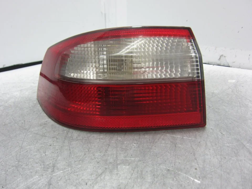 Foto de PILOTO TRASERO IZQUIERDO RENAULT LAGUNA II (BG0) 1.9 dCi Diesel (120 CV / 88 KW) referencia 8200002473