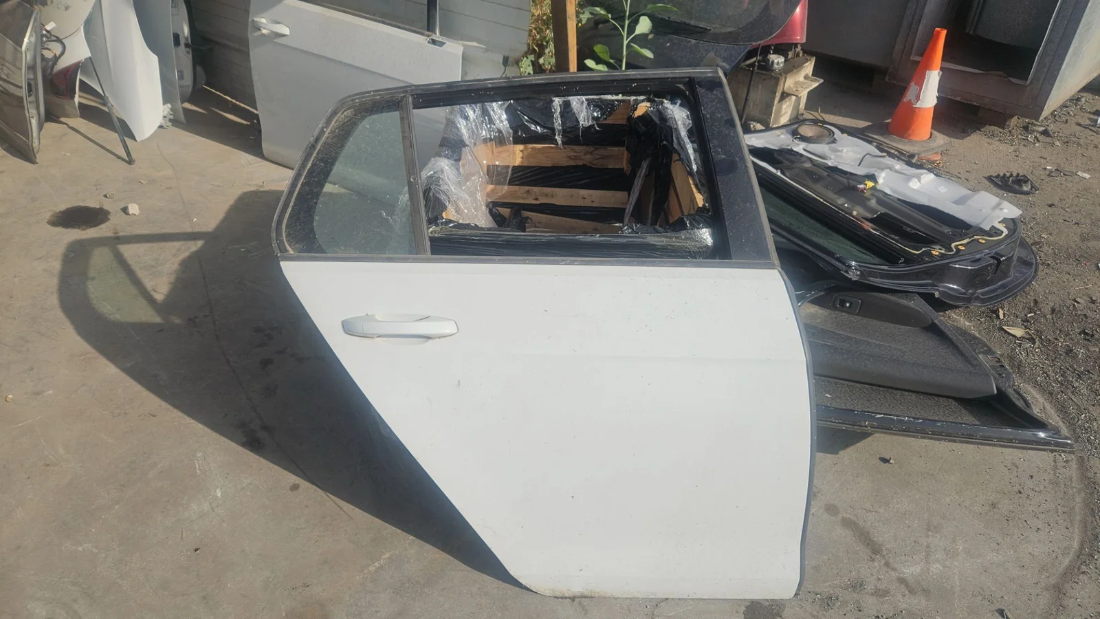 Foto de PUERTA TRASERA DERECHA VOLKSWAGEN GOLF VII BERLINA (BQ1/BE2) 1.6 TDI (116 CV / 85 KW)