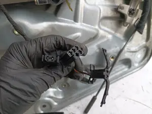 Foto de ELEVALUNAS TRASERO DERECHO VOLKSWAGEN PASSAT BERLINA (3B3) 1.9 TDI (131 CV / 96 KW) referencia 3B5839756 foto 4