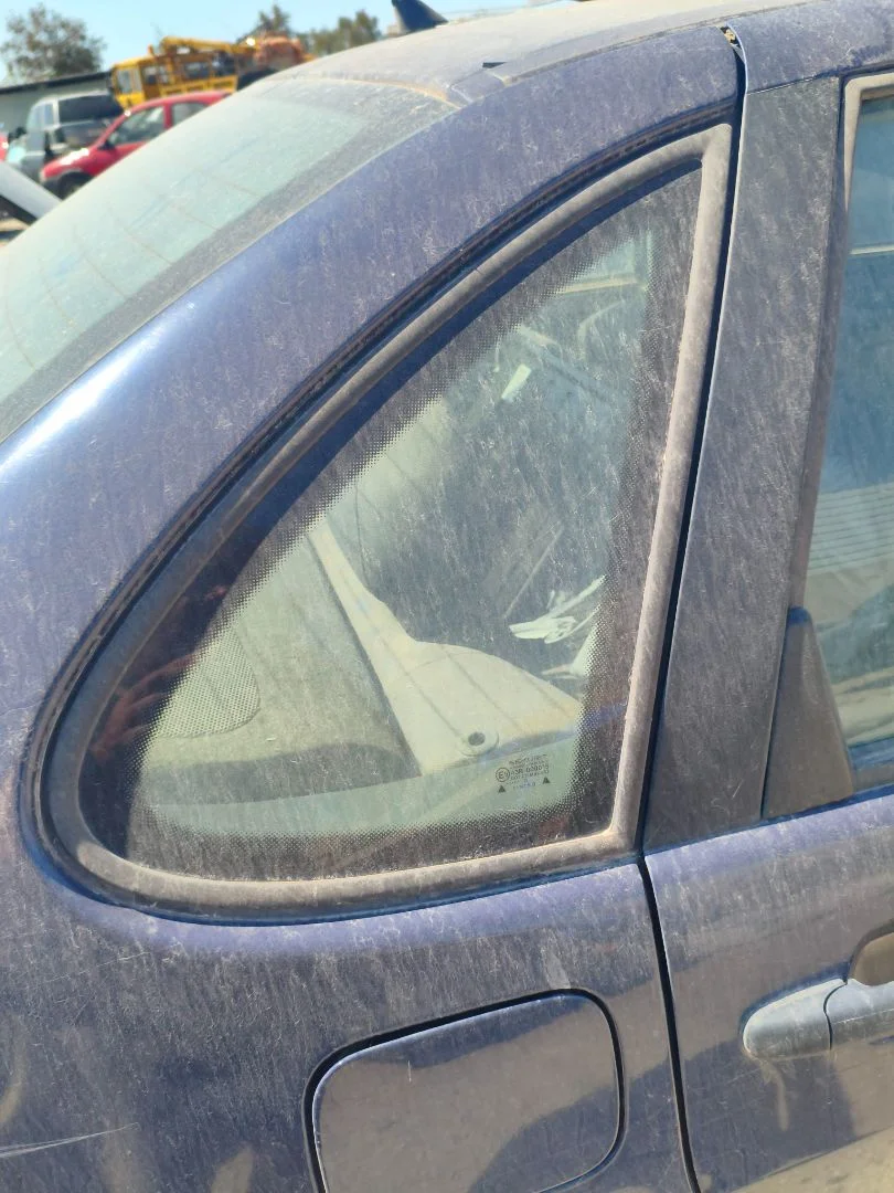 Foto de LUNA CUSTODIA TRASERA DERECHA SEAT CORDOBA BERLINA (6K2) 1.4 (60 CV / 44 KW)