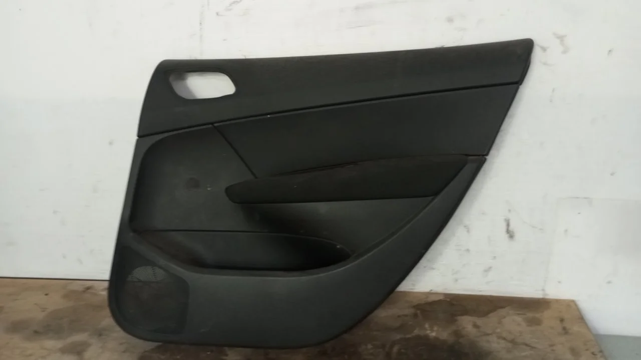 Foto de GUARNECIDO PUERTA TRASERA DERECHA PEUGEOT 308 1.6 16V HDi (90 CV / 66 KW) referencia 96810648ZE