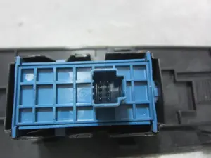 Foto de MANDO ELEVALUNAS DELANTERO DERECHO TOYOTA AVENSIS CROSS SPORT (T27) 1.8 16V CAT (147 CV / 108 KW) referencia 7423105340 foto 2