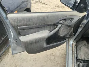 Foto de GUARNECIDO PUERTA DELANTERA IZQUIERDA FORD FOCUS BERLINA (CAK) 1.8 TDDI Turbodiesel CAT (90 CV / 66 KW) referencia 1311256