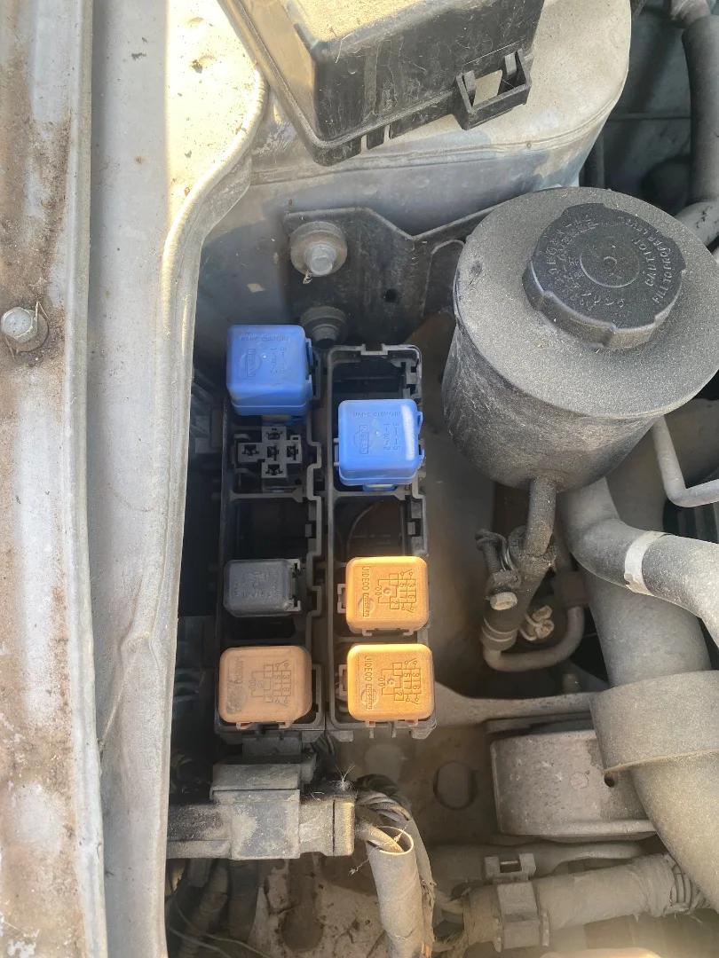 Foto de CAJA RELES / FUSIBLES NISSAN ALMERA (N15) 2.0 Diesel (75 CV / 55 KW)