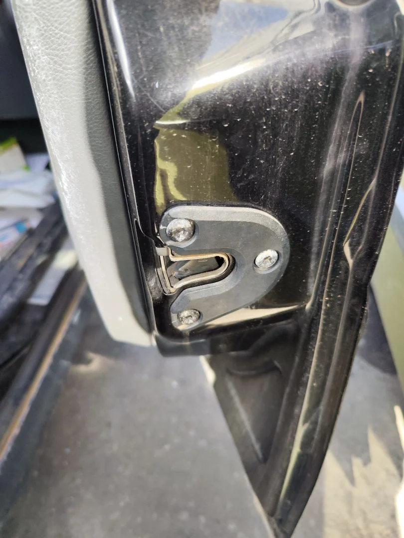 Foto de CERRADURA PUERTA DELANTERA DERECHA OPEL VECTRA C BERLINA 2.2 16V DTI CAT (Y 22 DTR / L50) (125 CV / 92 KW) referencia 13210770