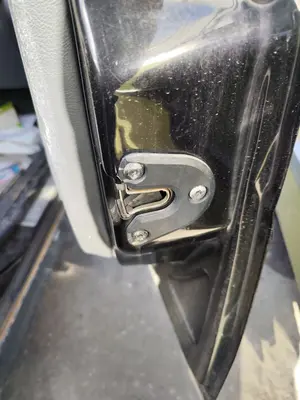 Foto de CERRADURA PUERTA DELANTERA DERECHA OPEL VECTRA C BERLINA 2.2 16V DTI CAT (Y 22 DTR / L50) (125 CV / 92 KW) referencia 13210770