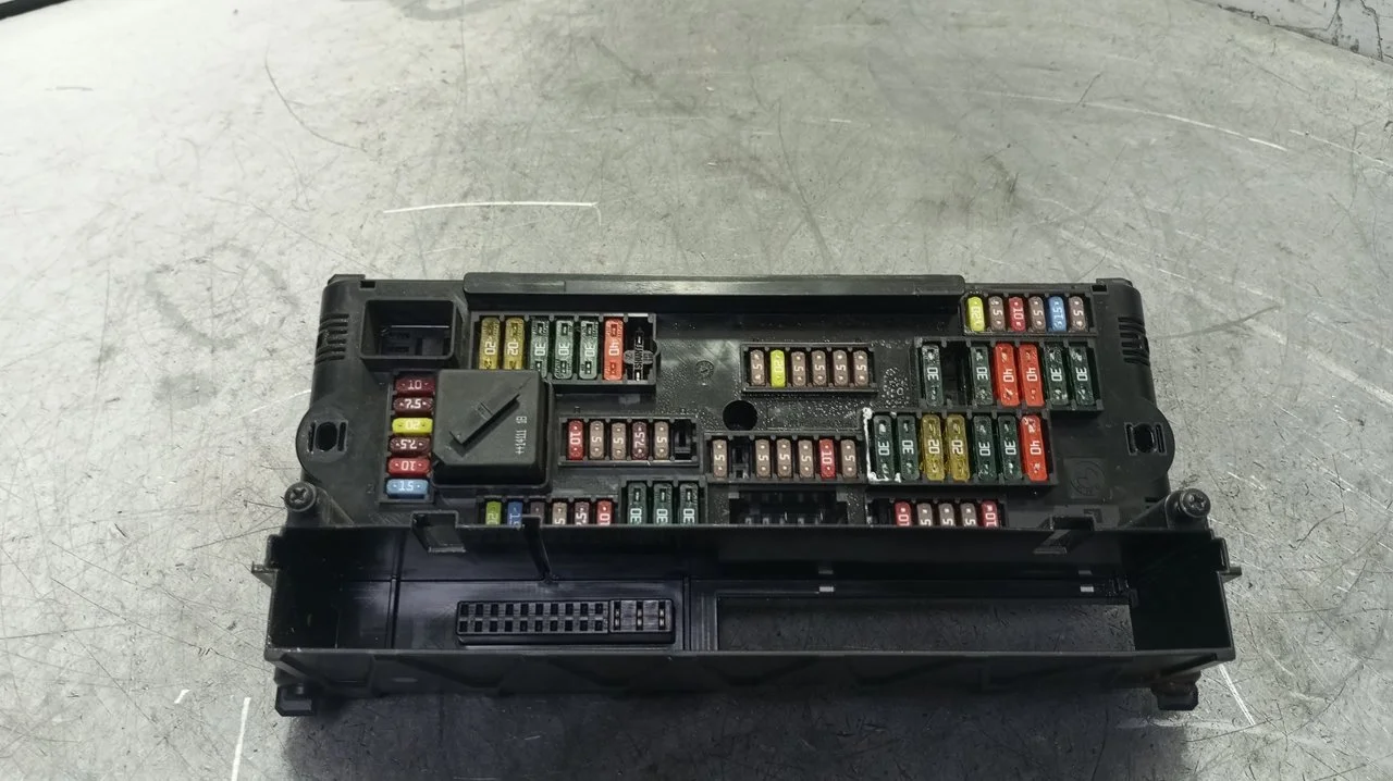 Foto de CAJA RELES / FUSIBLES BMW SERIE M6 GRAN COUPE (F06) 4.4 V8 32V (560 CV / 412 KW) referencia 925281501