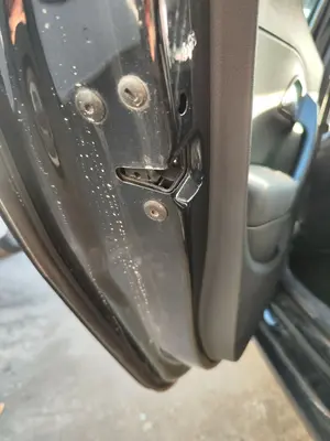 Foto de CERRADURA PUERTA TRASERA IZQUIERDA VOLKSWAGEN POLO V (6R1) 1.2  (60 CV / 44 KW)