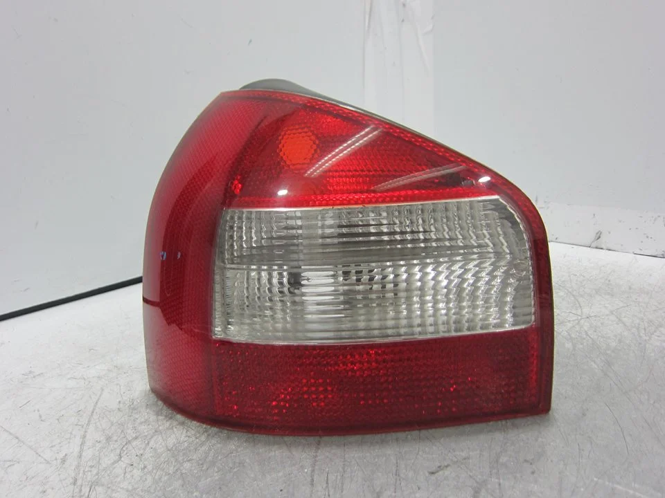 Foto de PILOTO TRASERO DERECHO AUDI A3 (8L) 1.9 TDI (90 CV / 66 KW) referencia 8L0945096B