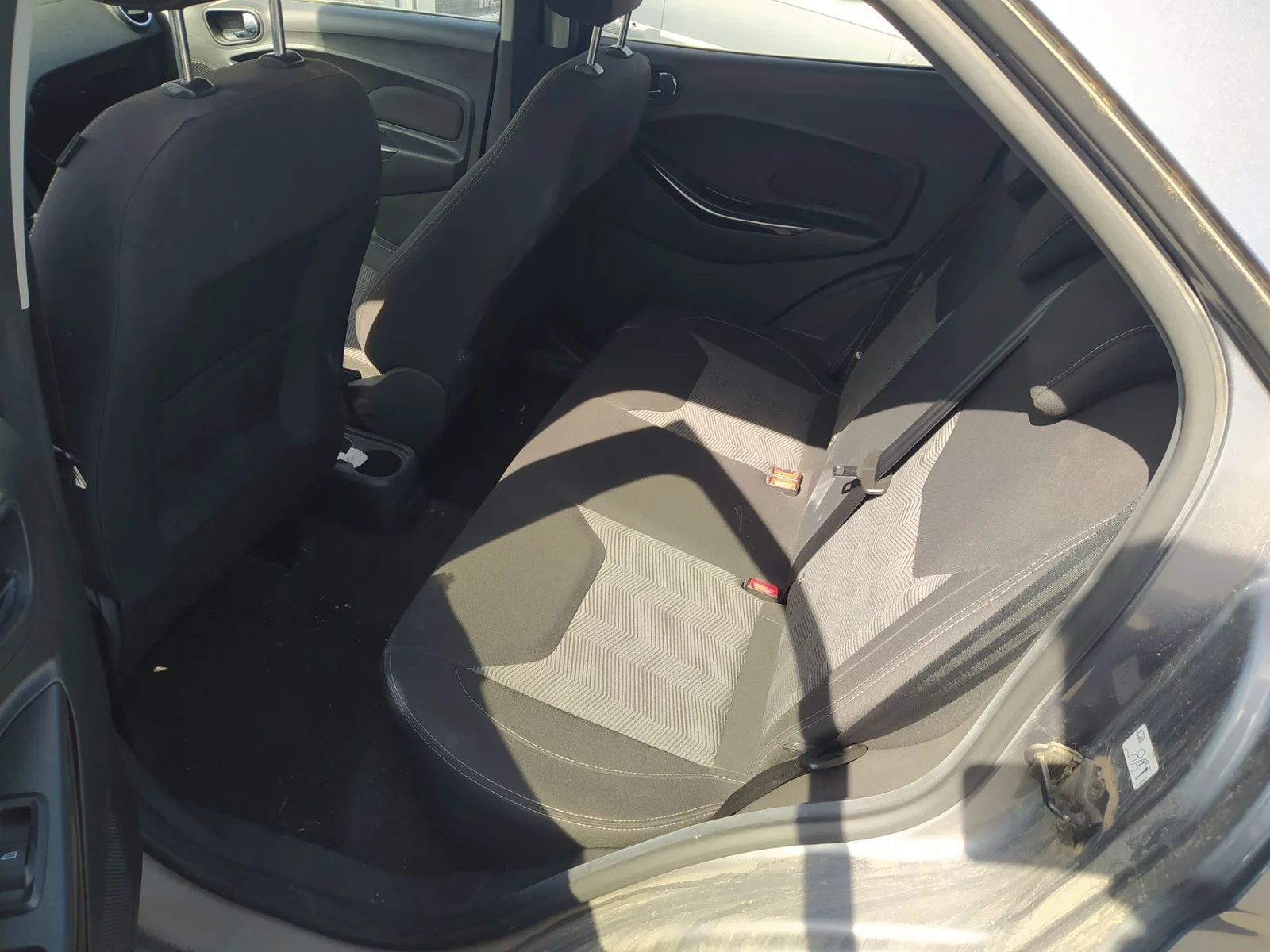 Foto de ENGANCHE CINTURON TRASERO CENTRAL FORD KA+ (CDU) 1.2 Ti-VCT CAT (86 CV / 63 KW)
